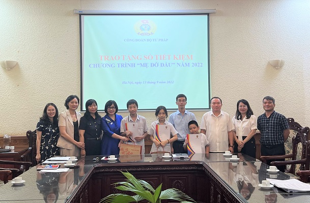 Trao tặng sổ tiết kiệm của Chương trình “Mẹ đỡ đầu” năm 2022