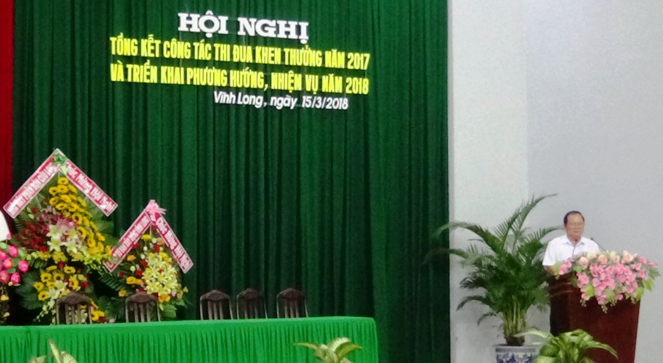 Uỷ ban nhân dân tỉnh Vĩnh Long trao tặng cờ thi đua cho Cục Thi hành án dân sự tỉnh Vĩnh Long - Đơn vị dẫn đầu phong trào thi đua năm 2017