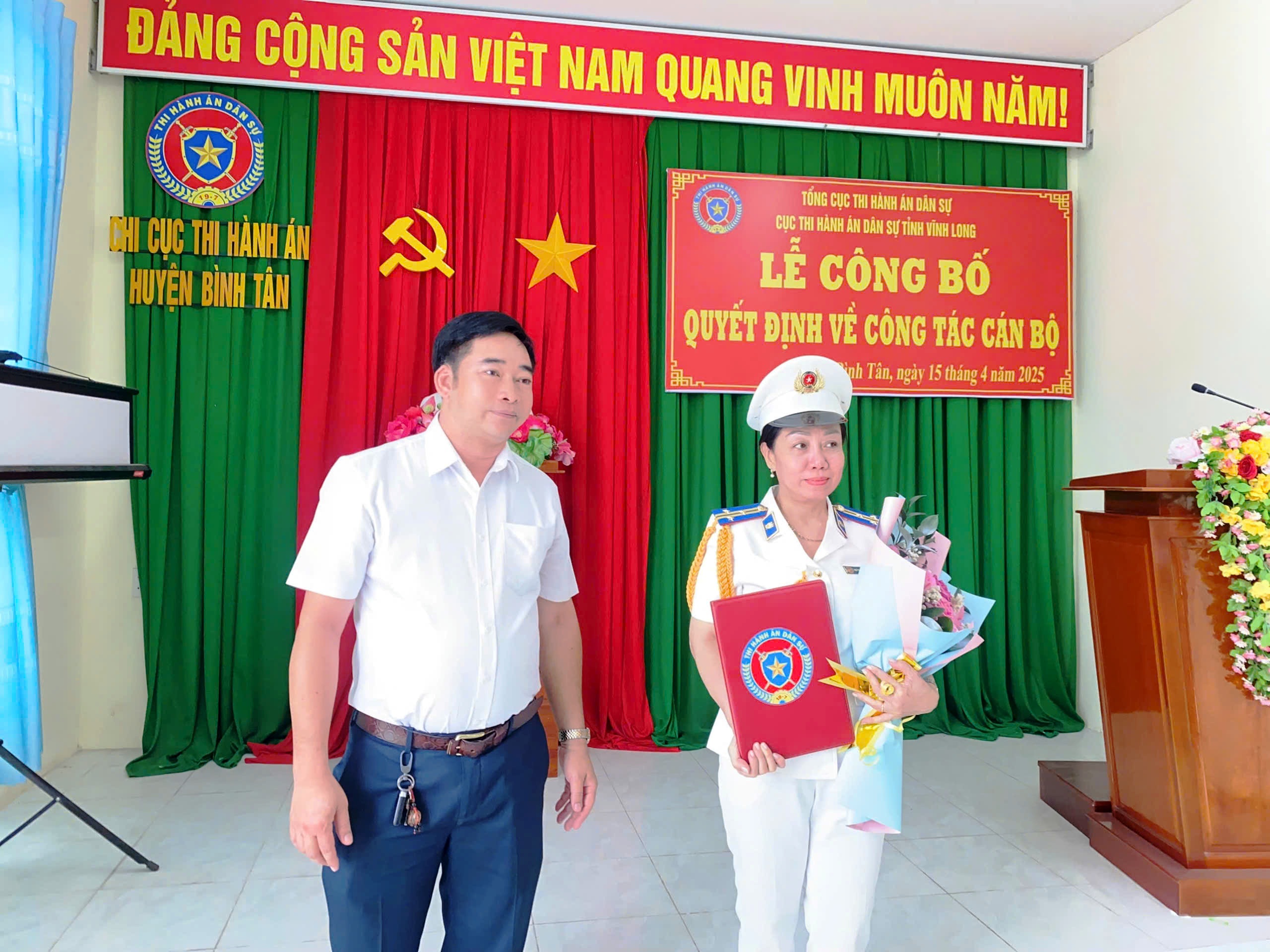 Cục Thi hành án dân sự tỉnh Vĩnh Long tổ chức Hội nghị công bố Quyết định về công tác cán bộ.