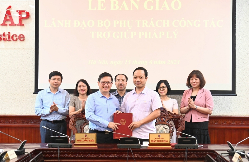 Bàn giao công tác phụ trách giữa Thứ trưởng Mai Lương Khôi và Thứ trưởng Trần Tiến Dũng