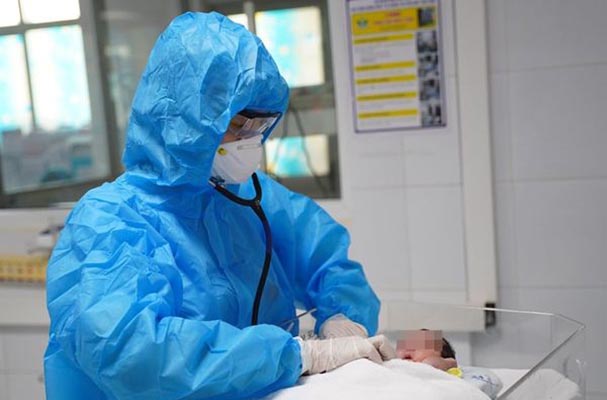 Bộ Y tế: 6 dấu hiệu trẻ mắc COVID-19 chuyển nặng cần đưa tới bệnh viện