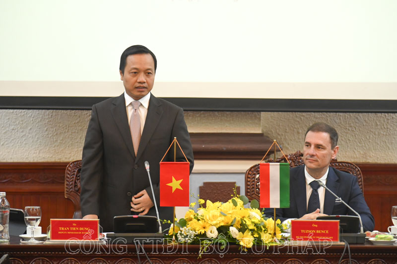 Thứ trưởng Trần Tiến Dũng tiếp và làm việc với Bộ trưởng Bộ Tư pháp Hungary