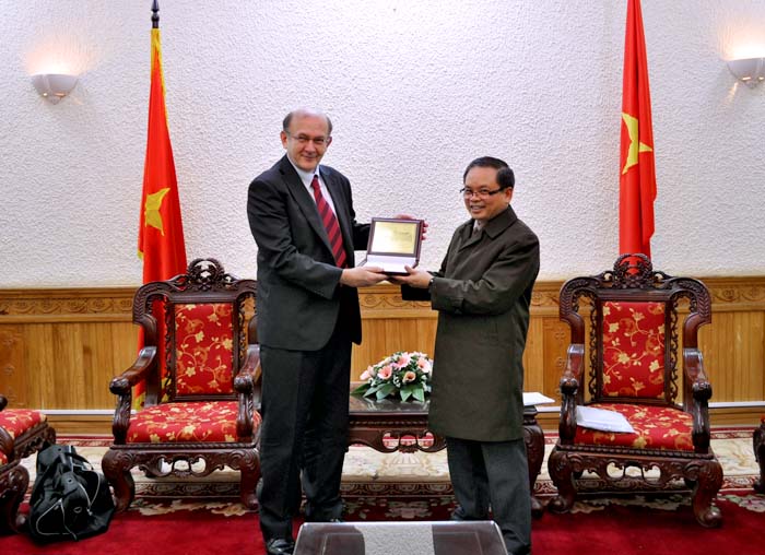 Professor Caslav Pejovic of Kyushu University visit the Ministry of Justice