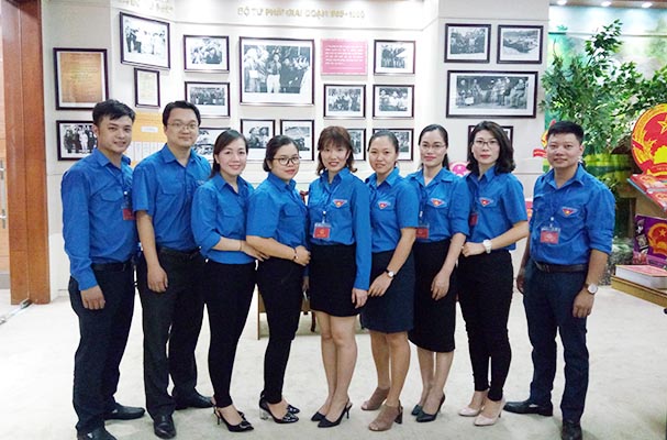 Chi đoàn Cục Công nghệ thông tin tham quan phòng Truyền thống Bộ Tư pháp