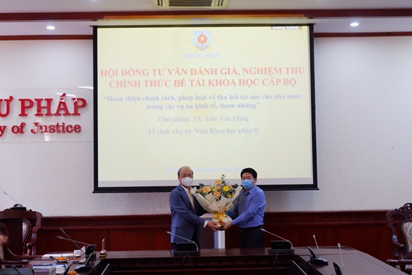 Hội đồng tư vấn đánh giá, nghiệm thu chính thức đề tài khoa học cấp bộ “Hoàn thiện chính sách, pháp luật về thu hồi tài sản cho nhà nước trong các vụ án kinh tế, tham nhũng”