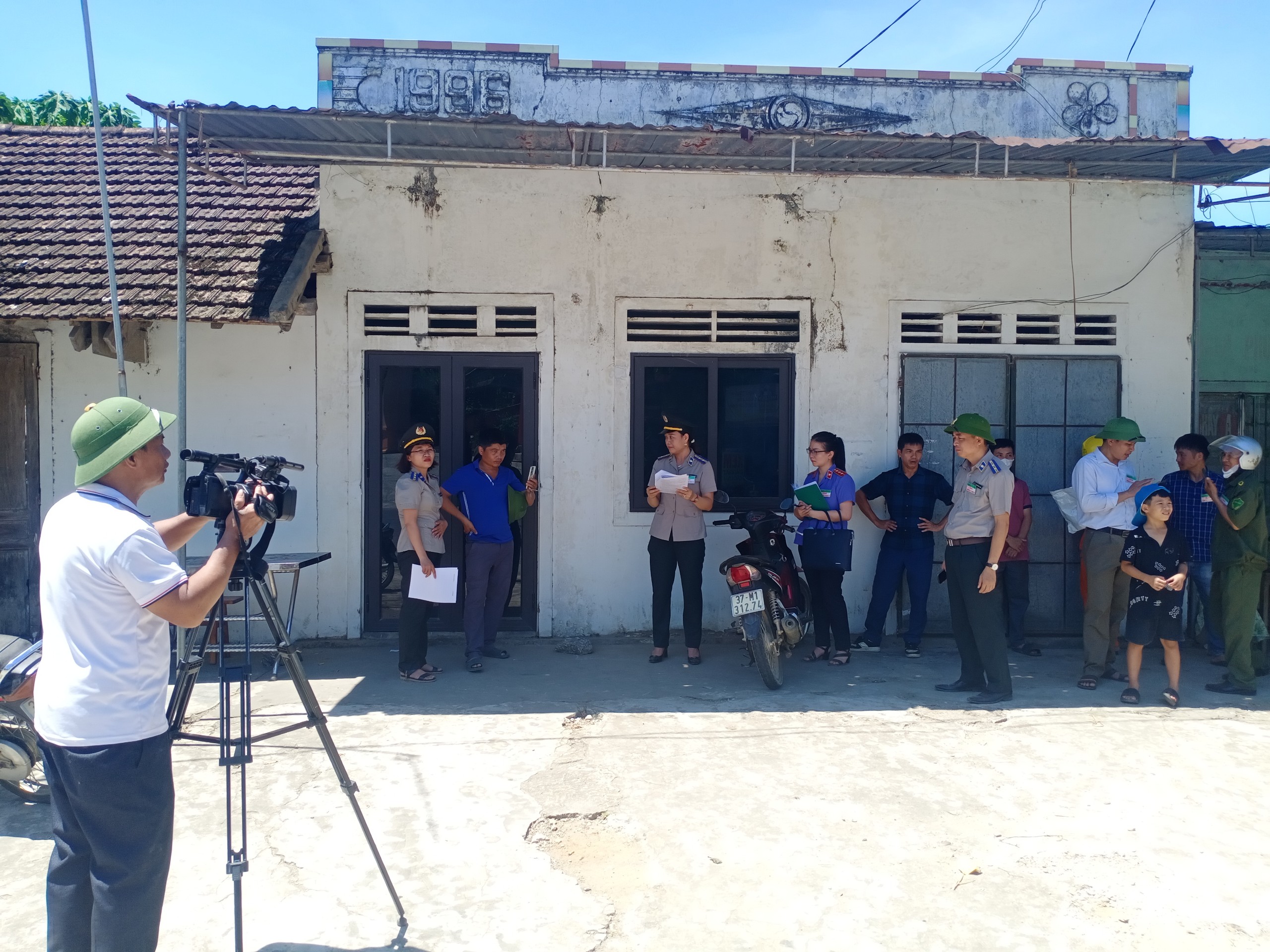 Chi cục Thi hành án dân sự huyện Anh Sơn phối hợp với các cơ quan, ban, ngành có liên quan và chính quyền địa phương các xã, thị trấn tổ chức cưỡng chế thi hành án dân sự