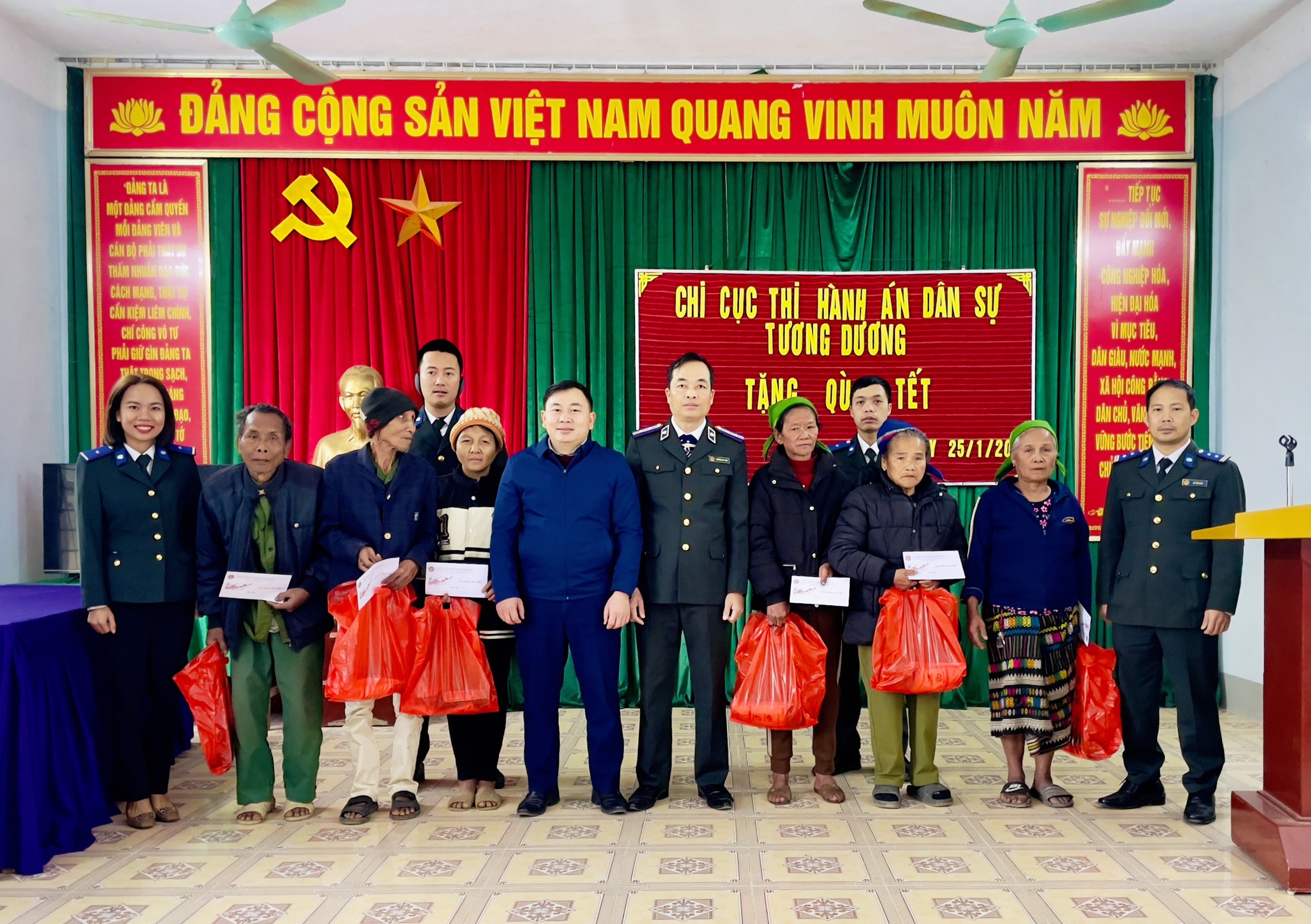 Chi cục Thi hành án Dân sự Tương Dương trao quà tết cho người nghèo Xá Lượng