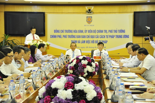 Deputy Prime Minister Truong Hoa Binh holds a working session with the Ministry of Justice