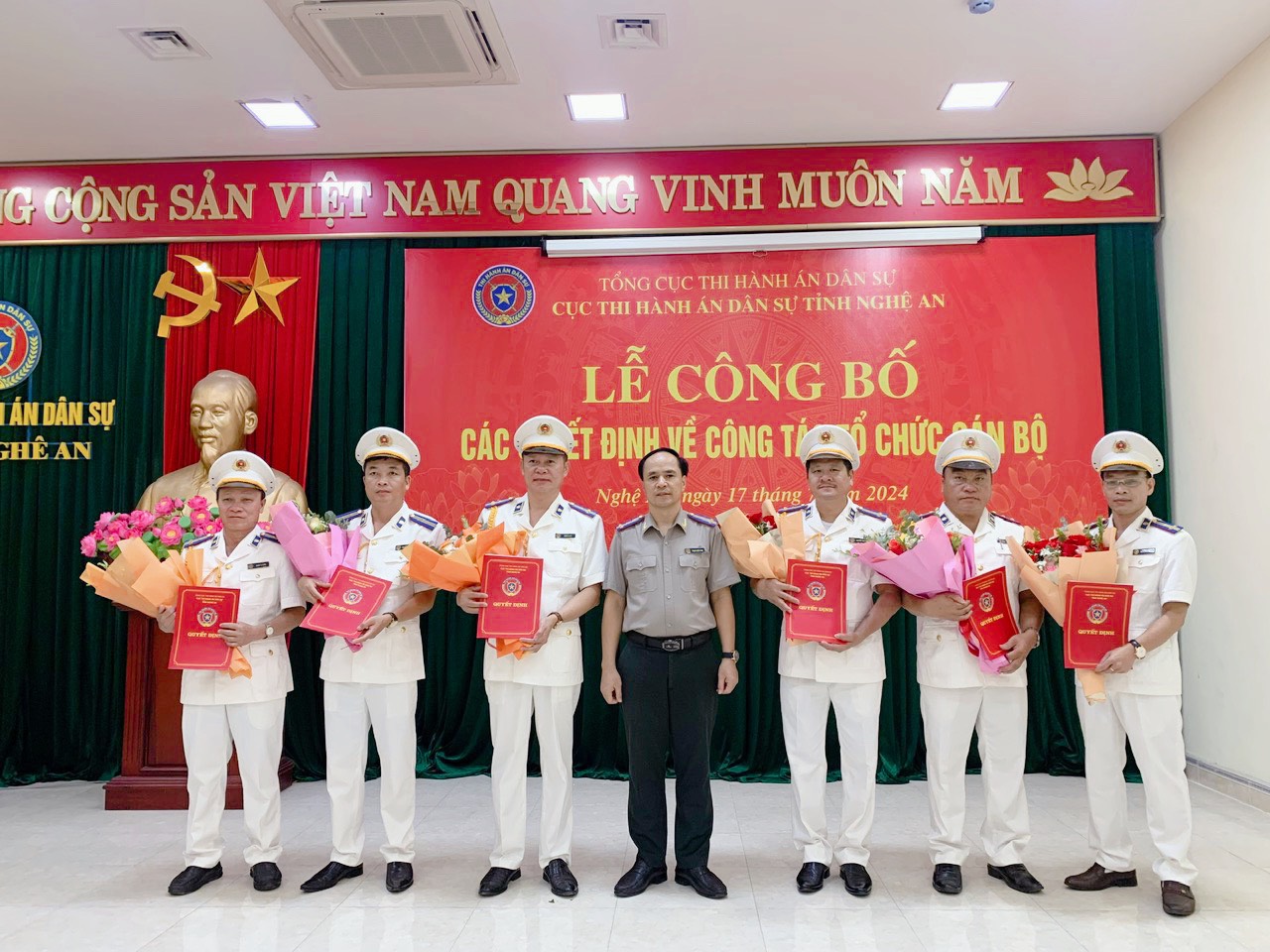 Cục Thi hành án dân sự tỉnh Nghệ An tổ chức Lễ công bố các quyết định về công tác tổ chức cán bộ: Điều động, bổ nhiệm 05 công chức giữ chức vụ lãnh đạo và  giao phụ trách đơn vị đối với 01 công chức.