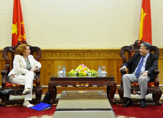 Justice Minister Ha Hung Cuong received Minister of State to the Ministry of Health and Ministry of Justice, Equality and Defence of Ireland