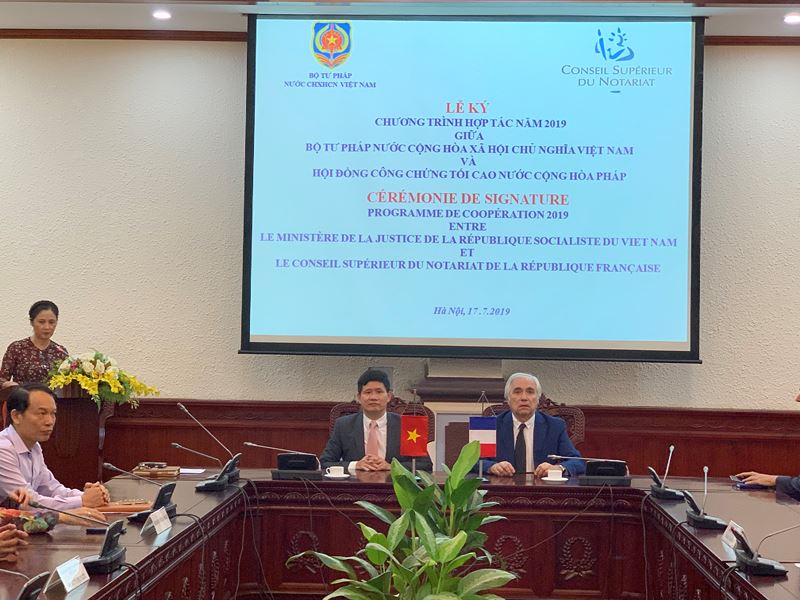 Bộ Tư pháp Việt Nam và Hội đồng công chứng tối cao Cộng hòa Pháp ký chương trình hợp tác