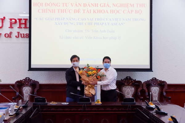 Hội đồng tư vấn đánh giá, nghiệm thu chính thức đề tài khoa học cấp bộ “Các giải pháp nâng cao vai trò của Việt Nam trong xây dựng thể chế pháp lý ASEAN”