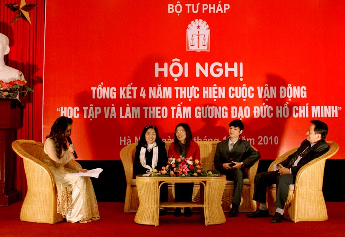 Gặp mặt cá nhân điển hình tiên tiến trong cuộc vận động 2