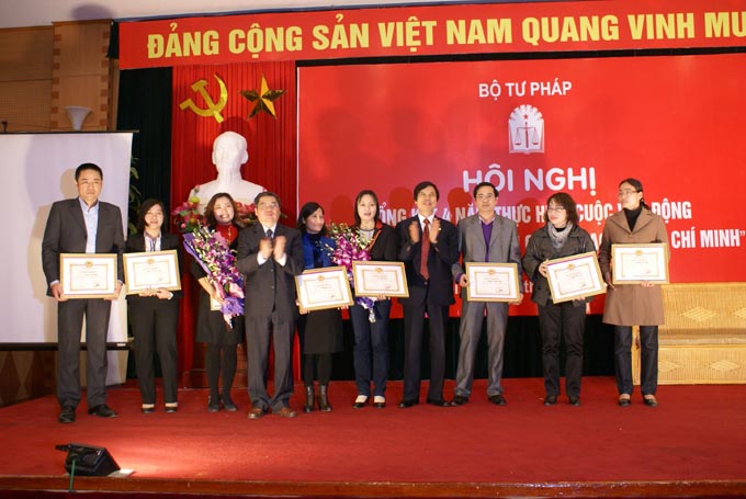 Trao tặng bằng khen_ảnh 2