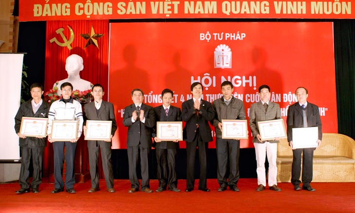 Trao tặng bằng khen_ảnh 1