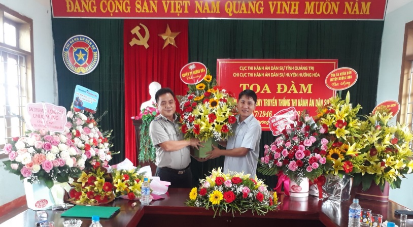 LÃNH ĐẠO HUYỆN HƯỚNG HÓA CHÚC MỪNG NGÀY TRUYỀN THỐNG THI HÀNH ÁN DÂN SỰ (19/7/1946 - 19/7/2021)