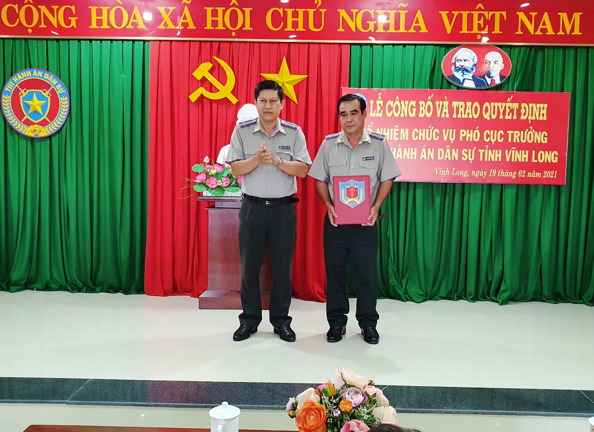 Công bố và trao Quyết định bổ nhiệm Phó Cục trưởng Cục Thi hành án dân sự tỉnh Vĩnh Long.