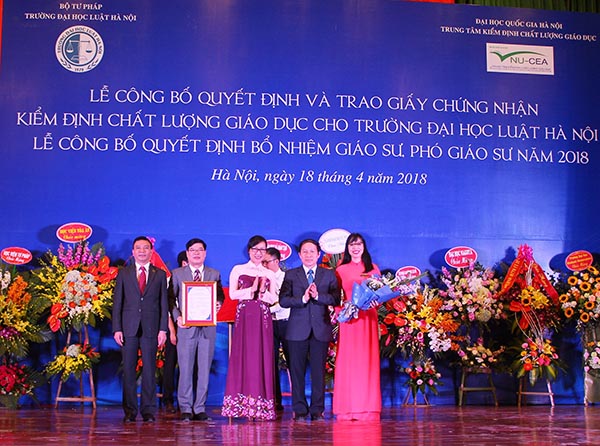Trường Đại học Luật Hà Nội nhận Giấy chứng nhận kiểm định chất lượng giáo dục