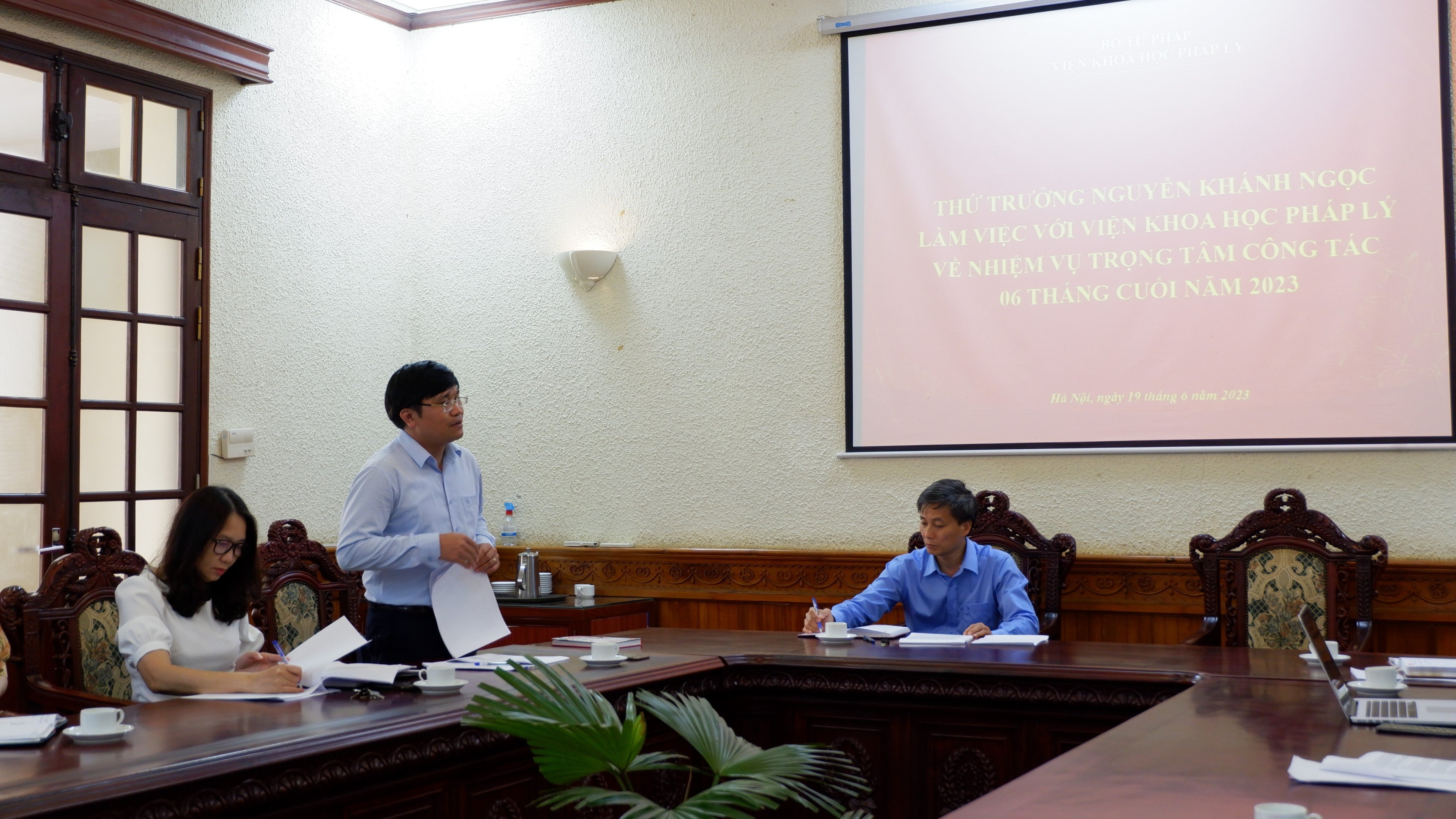 Thứ trưởng Nguyễn Khánh Ngọc làm việc với Viện Khoa học pháp lý về kết quả công tác 6 tháng đầu năm và nhiệm vụ trọng tâm 6 tháng cuối năm 2023