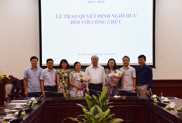Bộ Tư pháp trao quyết định nghỉ hưu cho cán bộ
