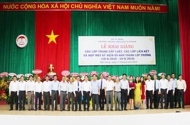 Trường TCL Vị Thanh: Lễ khai giảng các lớp và họp mặt kỷ niệm 9 năm ngày thành lập Trường