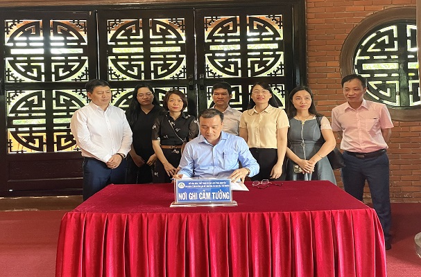 Vụ Các vấn đề chung về xây dựng pháp luật: Dâng hương tưởng nhớ Chủ tịch Hồ Chí Minh tại khu du tích lịch sử An toàn khu, Định Hóa, Thái Nguyên