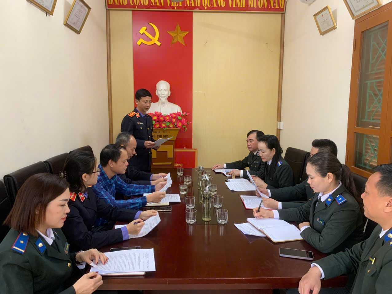 Đồng chí Đặng Thành Long, phó Viện trưởng VKSND huyện Đầm Hà công bố Quyết định trực tiếp kiểm sát tại Chi cục THADS huyện Đầm Hà