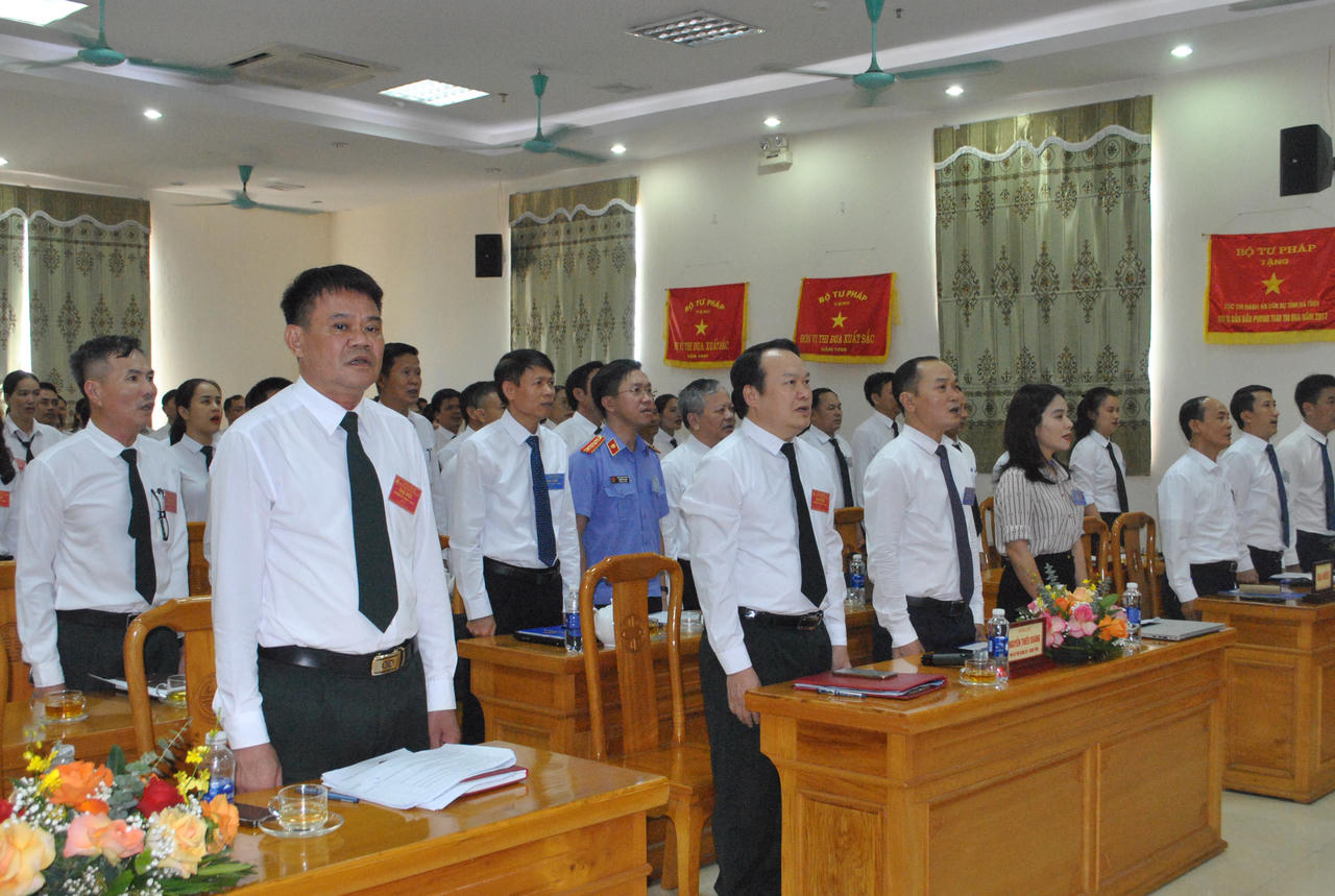 Các đại biểu làm lễ chào cờ. Ảnh: Hữu Anh