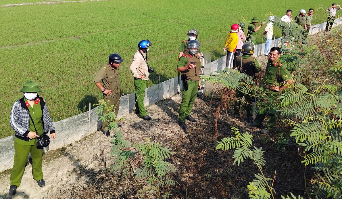 Chi cục Thi hành án dân sự huyện Hồng Ngự cưỡng chế giao quyền sử dụng đất tại xã Phú Thuận A, huyện Hồng Ngự, tỉnh Đồng Tháp.