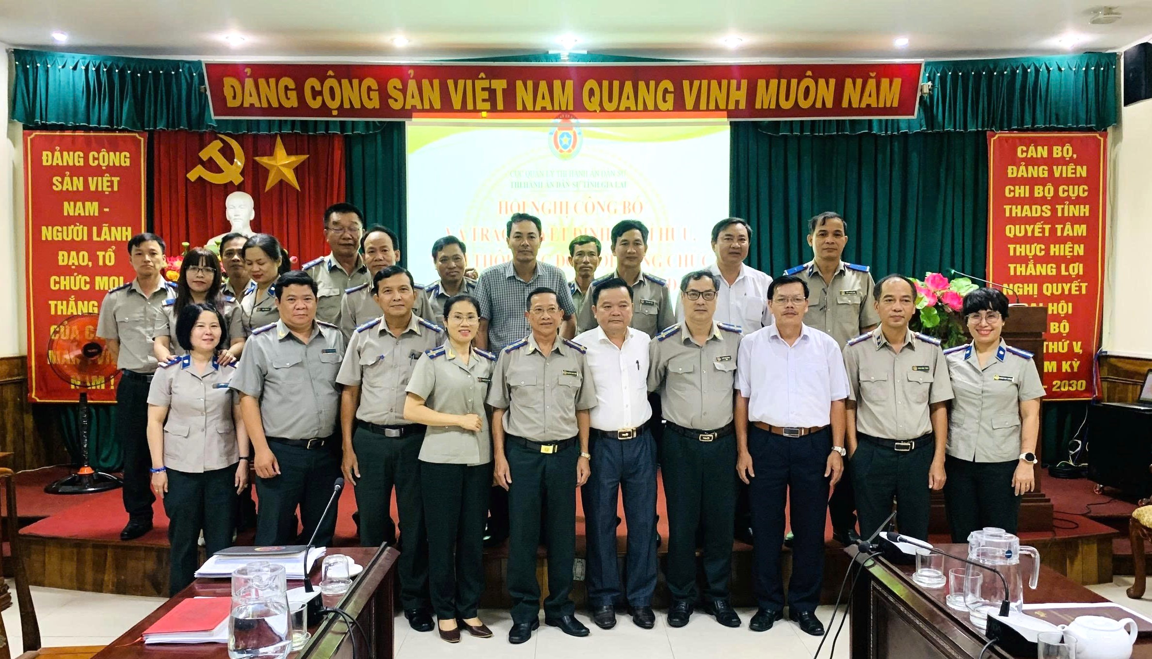 Gia Lai: Trao quyết định nghỉ hưu cho công chức, người lao động