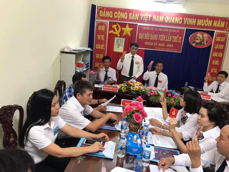 Đại biểu bỏ phiếu, bầu cử Ban Chi ủy khóa mới