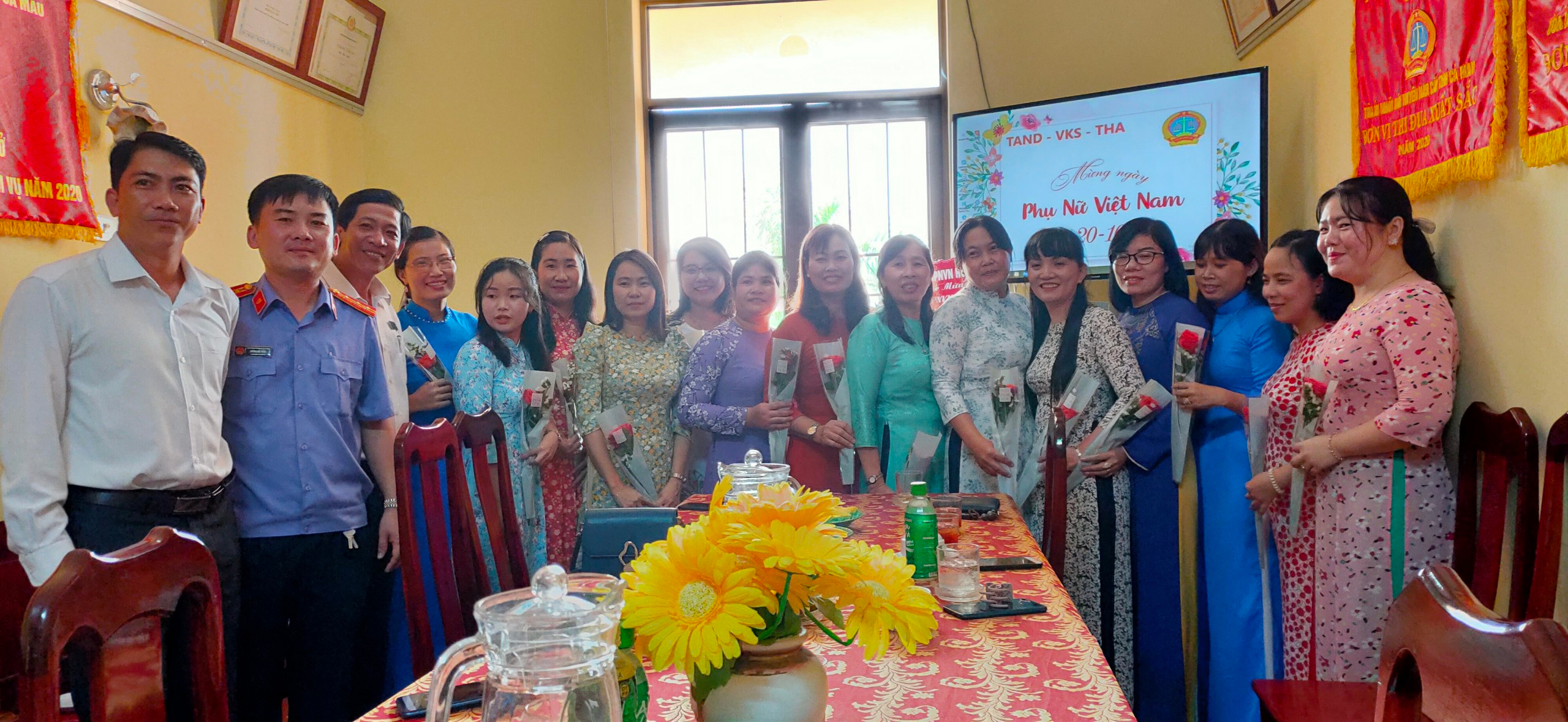 Đại biểu tham dự buổi họp mặt