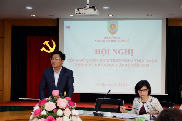 Công bố và trao quyết định triển khai nhiệm vụ khoa học năm 2018 của Bộ Tư pháp