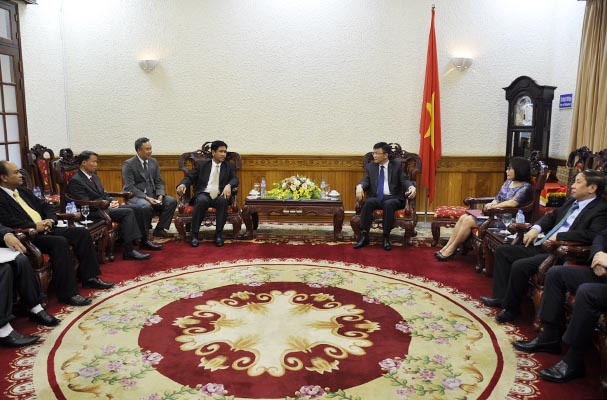 Discussion to share experience in legal development between the Ministries of Justice of Viet Nam and Lao