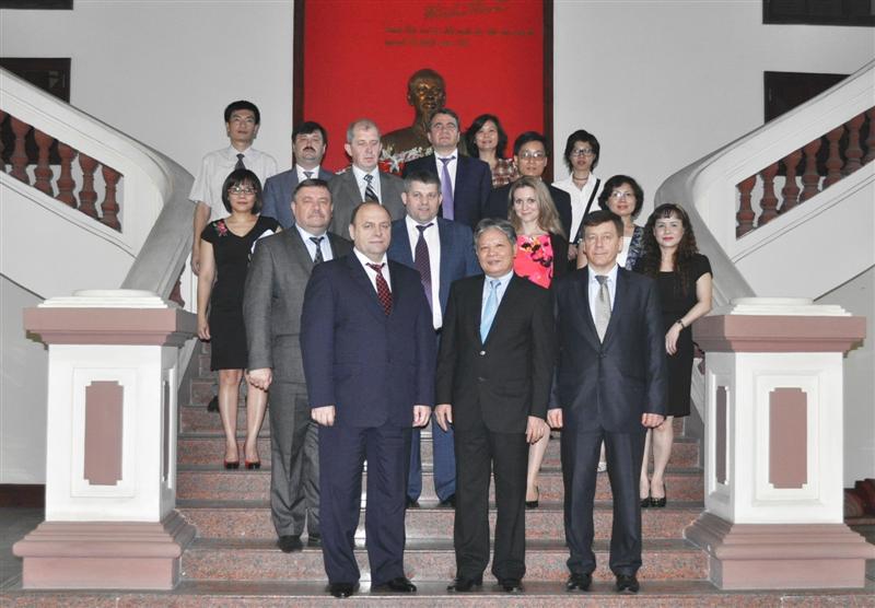 Minister Ha Hung Cuong received General Procuracy official Ukrainian delegation