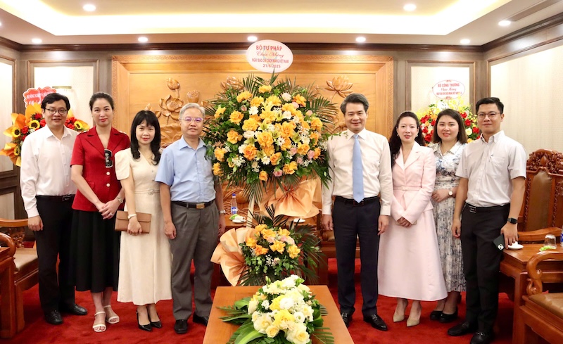 Lãnh đạo Bộ Tư pháp chúc mừng Ngày Báo chí cách mạng Việt Nam 21/6