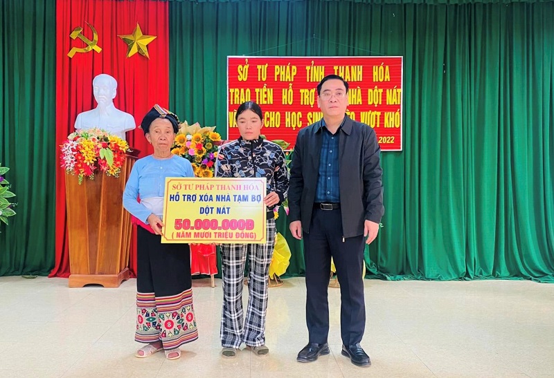 Sở Tư pháp Thanh Hóa trao quà cho các hộ gia đình có hoàn cảnh khó khăn