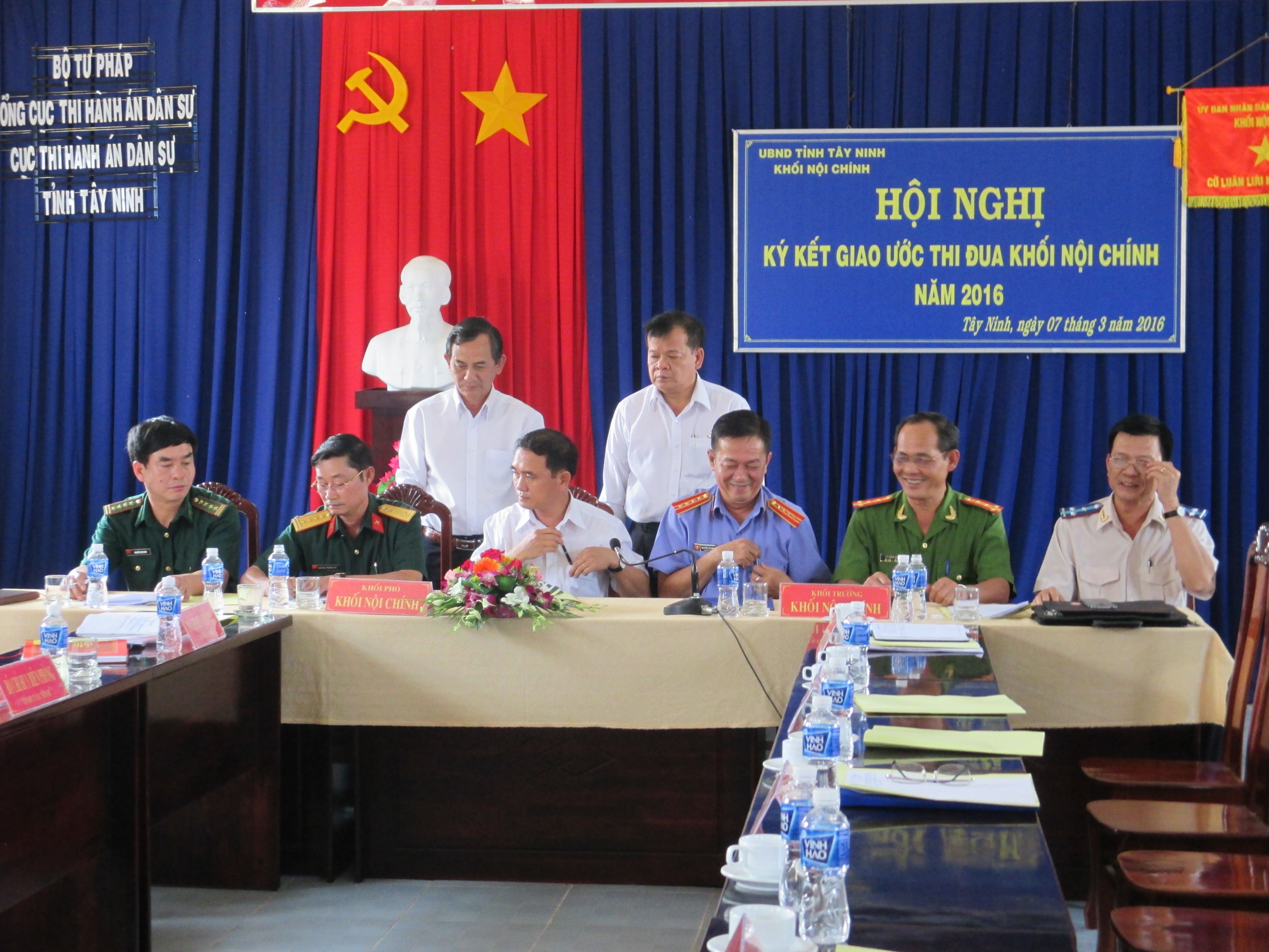 Ảnh các ngành ký kết giao ước thi đua