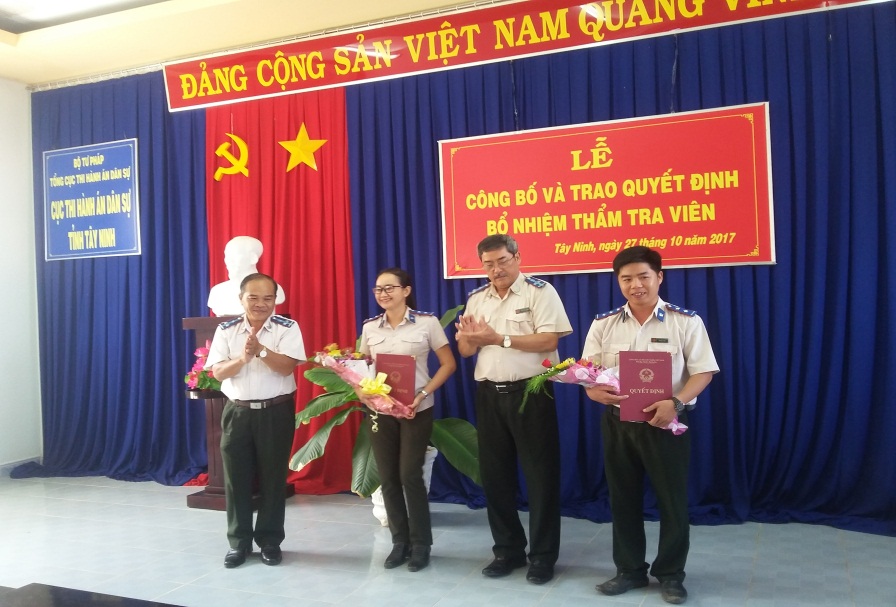 Công bố và trao Quyết định bổ nhiệm Thẩm tra viên Thi hành án dân sự năm 2017