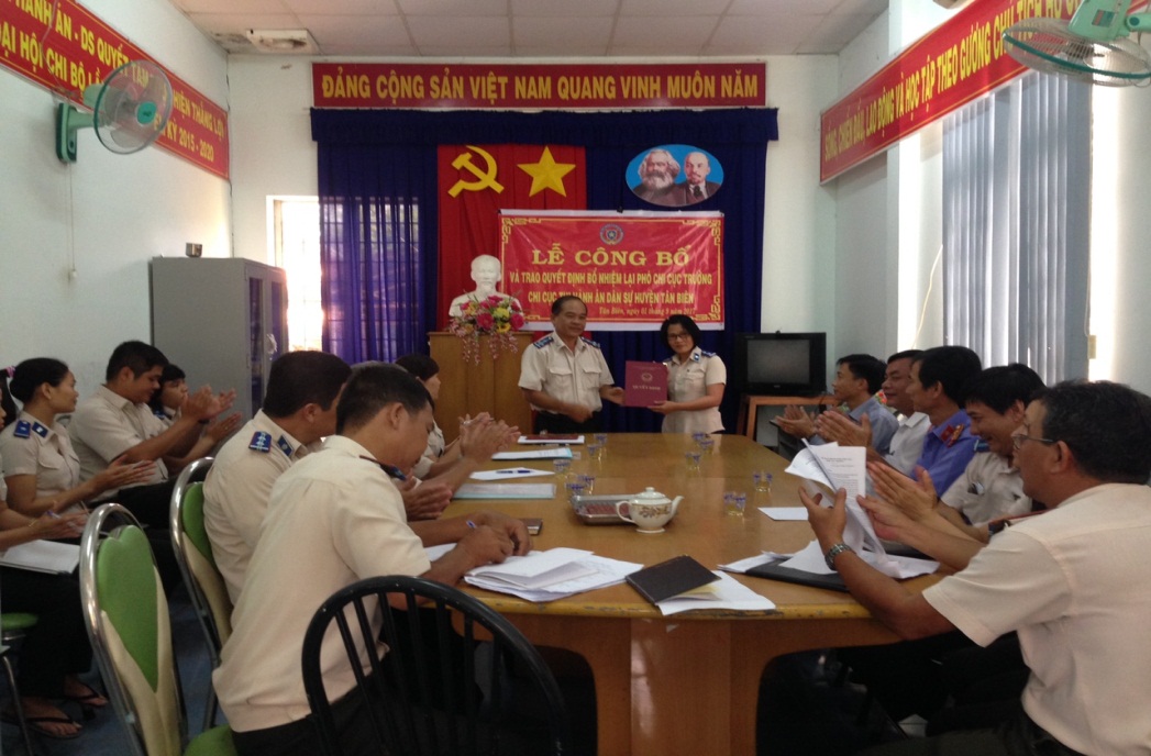 Công bố và trao Quyết định bổ nhiệm lại Phó Chi cục trưởng Chi cục Thi hành án dân sự huyện Tân Biên