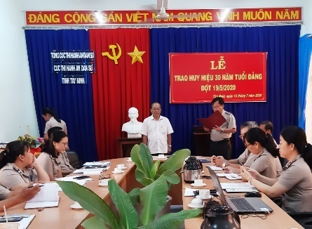 Lễ trao huy hiệu 30 năm tuổi Đảng đợt 19/5/2020