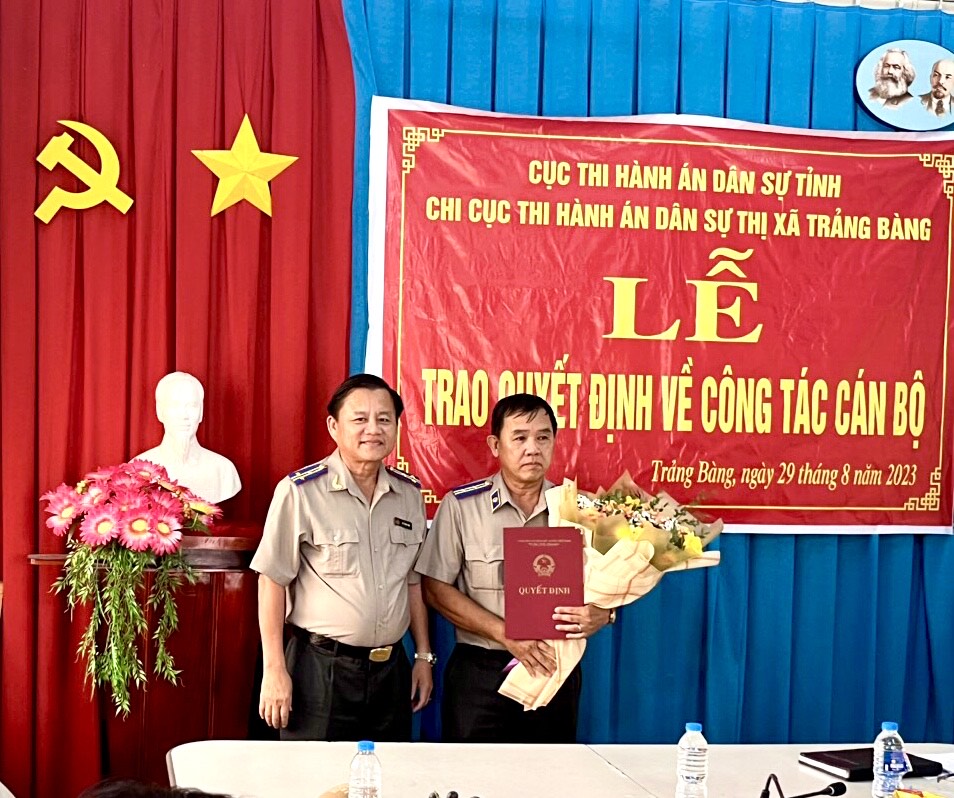 Trao quyết định giao phụ trách Chi cục Thi hành án dân sự Thị xã Trảng Bàng