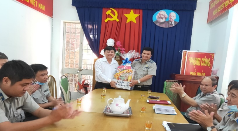 Nhân dịp Tết Nguyên đán Tân Sửu năm 2021 sắp đến, Lãnh đạo Cục Thi hành án dân sự (THADS) đã đến thăm và chúc Tết các Chi cục Thi hành án dân sự huyện, thị xã, thành phố trong tỉnh