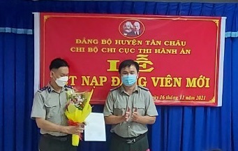 Chi bộ Chi cục Thi hành án dân sự (THADS) huyện Tân Châu tổ chức lễ kết nạp đảng viên năm 2021