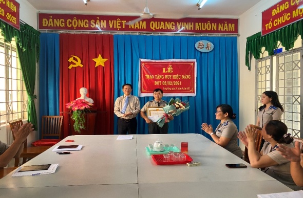 Lễ trao huy hiệu 30 năm tuổi Đảng đợt 03/02/2021