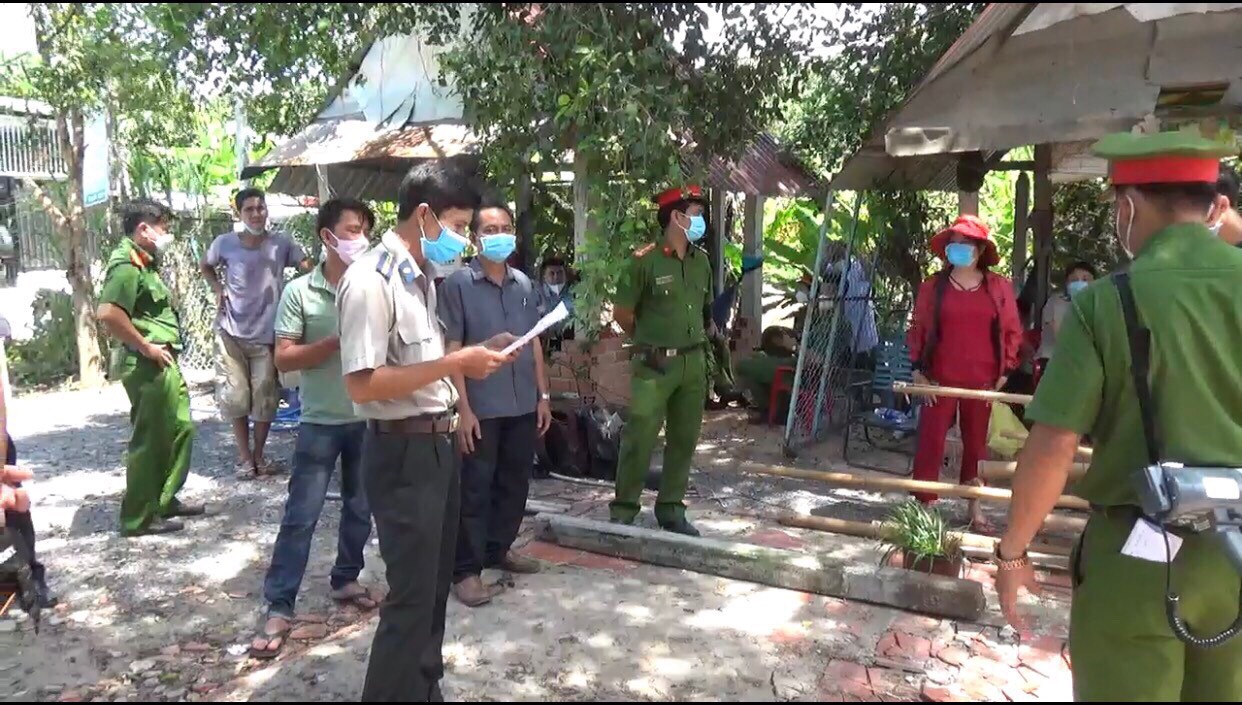 Chi cục Thi hành án dân sự thị xã Hòa Thành thực hiện tốt công tác phối hợp với Công an thị xã Hòa Thành trong công tác tổ chức cưỡng chế thi hành án dân sự