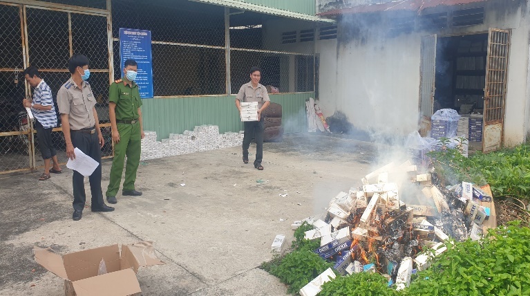 Chi cục Thi hành án dân sự (THADS) huyện Châu Thành tổ chức tiêu hủy vật chứng và chuyển giao một số tài sản sung quỹ Nhà nước cho cơ quan Tài chính