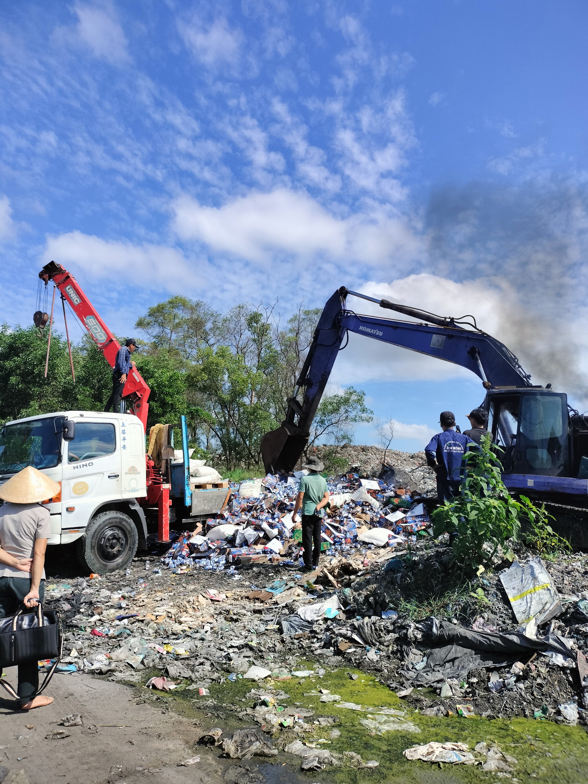 Cục Thi hành án dân sự tỉnh Tây Ninh tổ chức tiêu hủy vật chứng trong vụ án buôn lậu hàng hóa