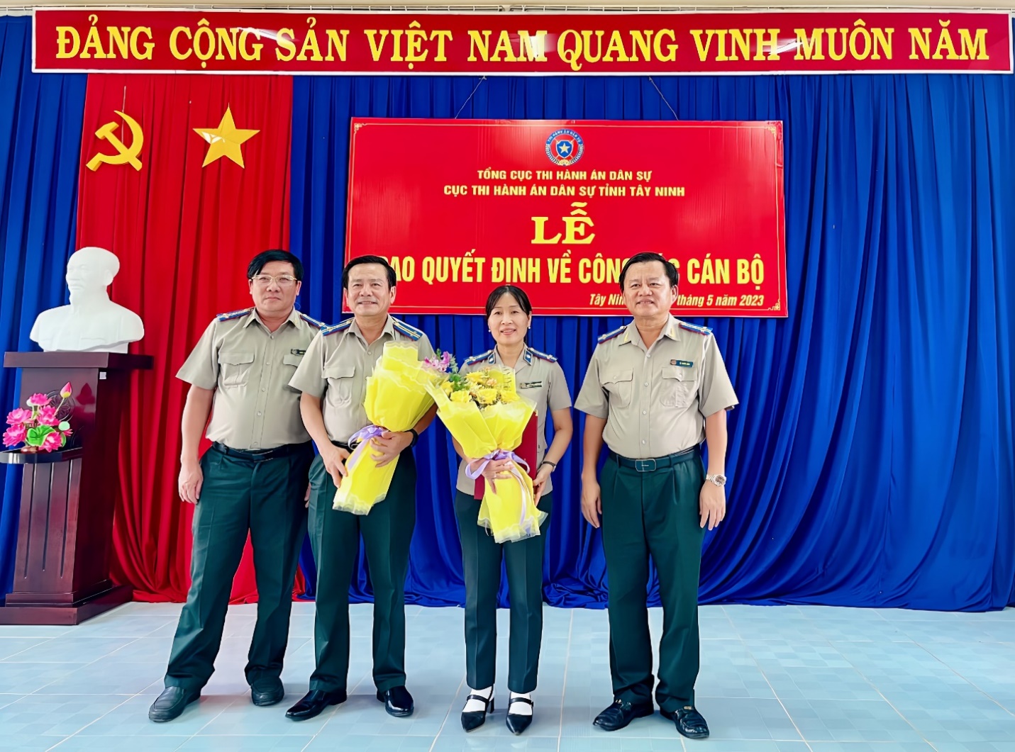 Trao quyết định bổ nhiệm lại công chức giữ chức vụ lãnh đạo, quản lý năm