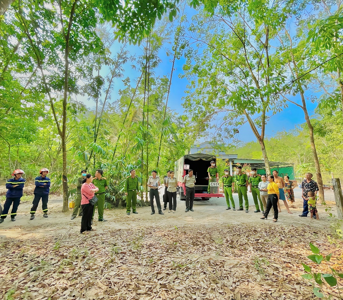 Chi cục Thi hành án dân sự huyện Tân Châu tiến hành cưỡng chế chuyển giao quyền sử dụng đất đối với ông Võ Văn Mẫm ở xã Suối Ngô